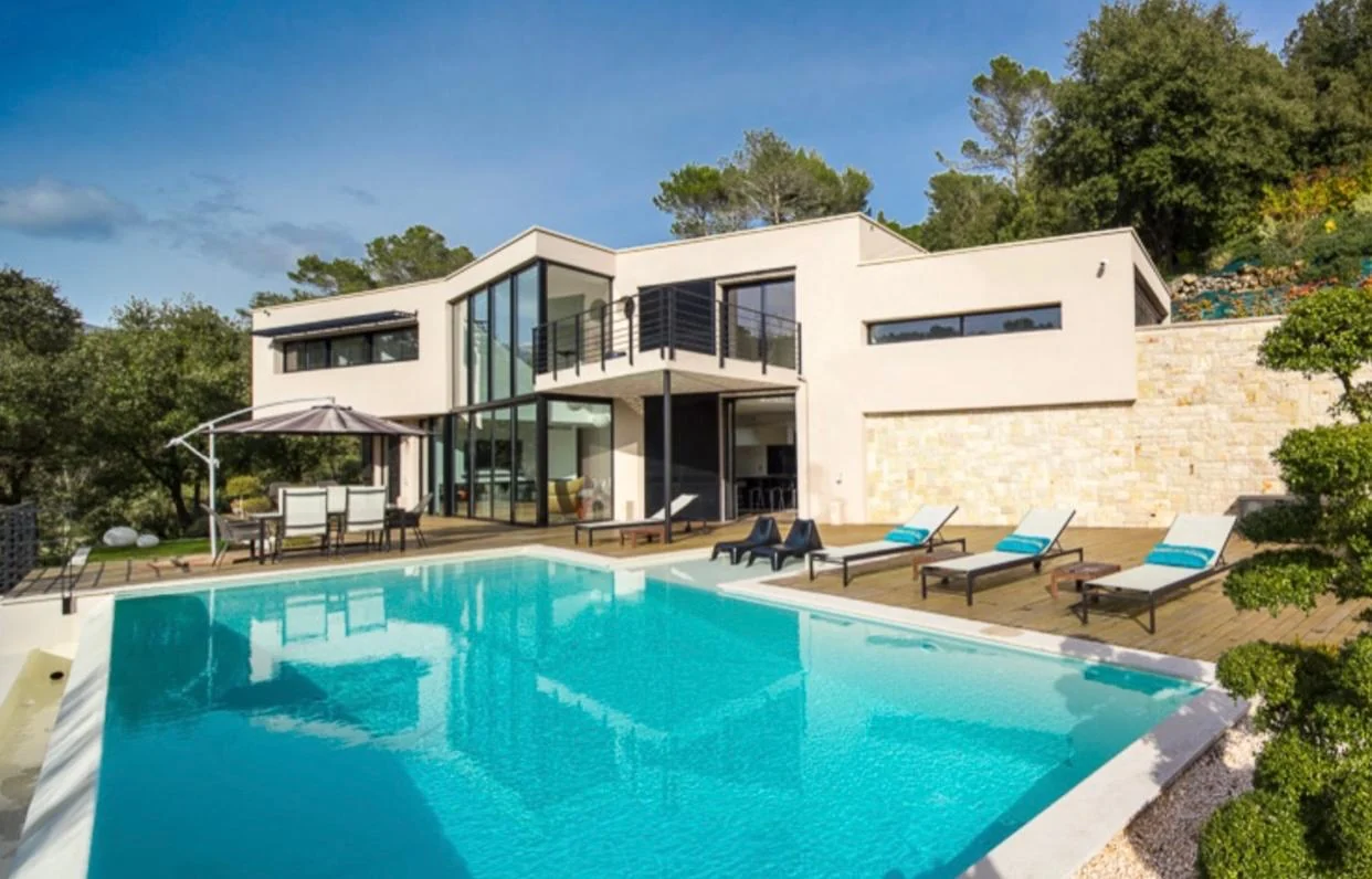 Villa contemporaine avec piscine à débordement et terrasse